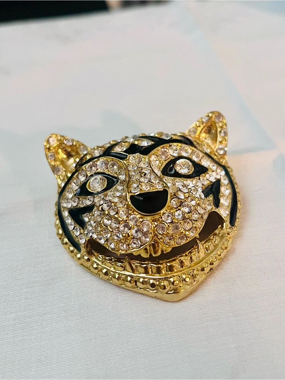Gold Crystal Tiger Head Brooch – Elegant Women’s Jewelry